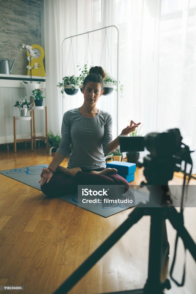 Junge Frau üben Yoga - Lizenzfrei Aktivitäten und Sport Stock-Foto