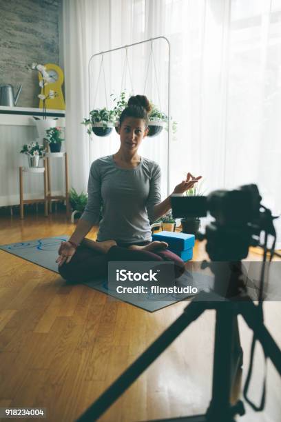 Junge Frau Üben Yoga Stockfoto und mehr Bilder von Aktivitäten und Sport - Aktivitäten und Sport, Attraktive Frau, Blick in die Kamera