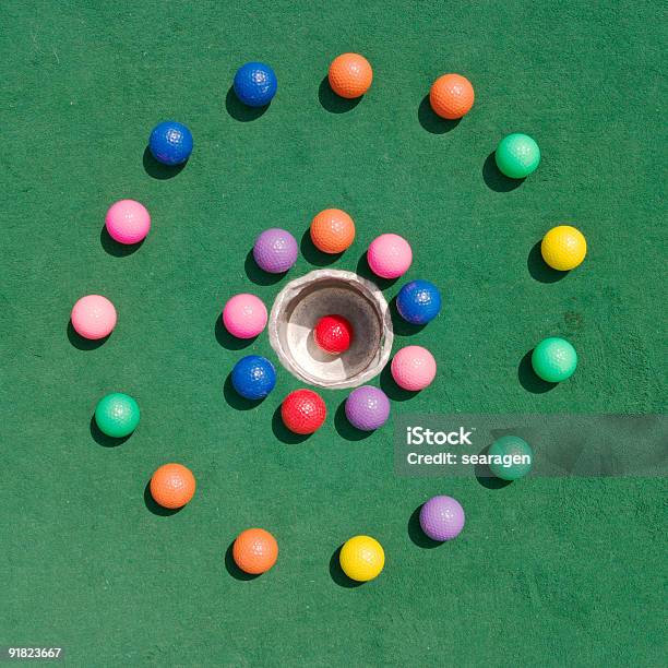 Golfballs サークル - カップのストックフォトや画像を多数ご用意 - カップ, カラフル, カラー画像