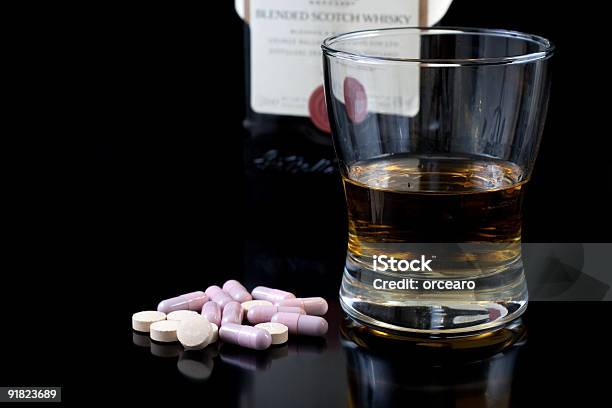 Foto de Wiskey E Drogas e mais fotos de stock de Bebida alcoólica - Bebida alcoólica, Comida e bebida, Comprimido