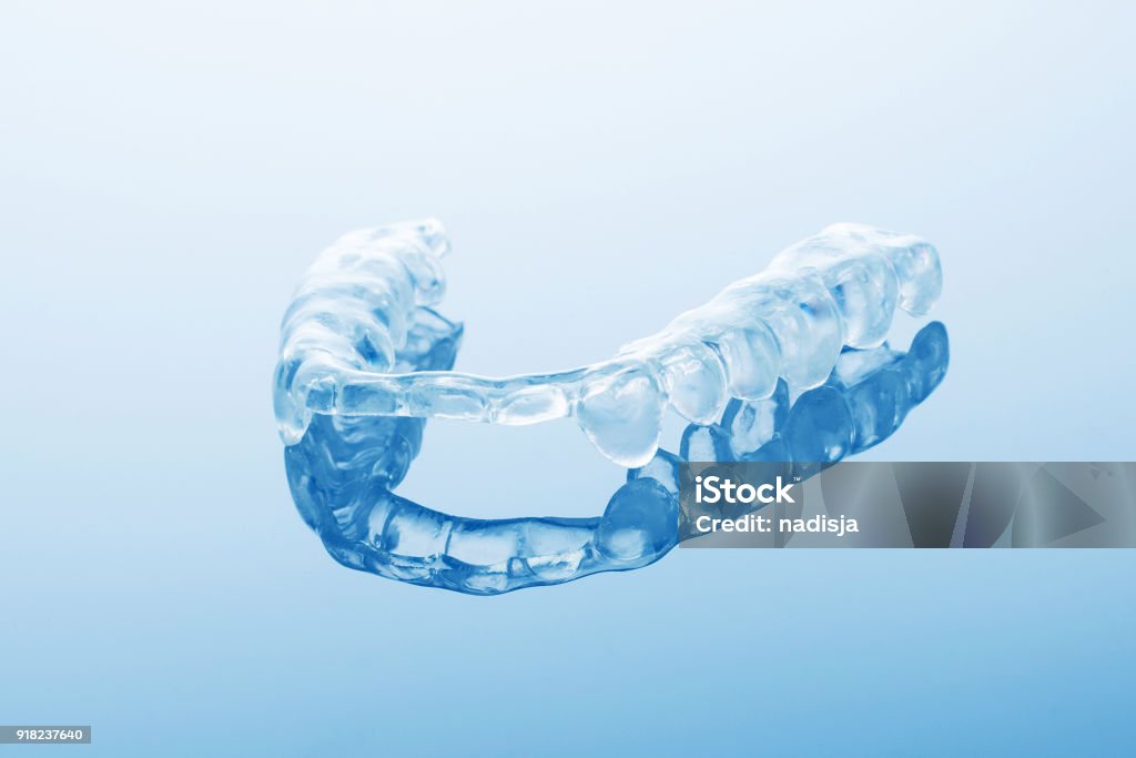 guarda-nocturno dental por bruxismo em fundo azul - Foto de stock de Dentes royalty-free