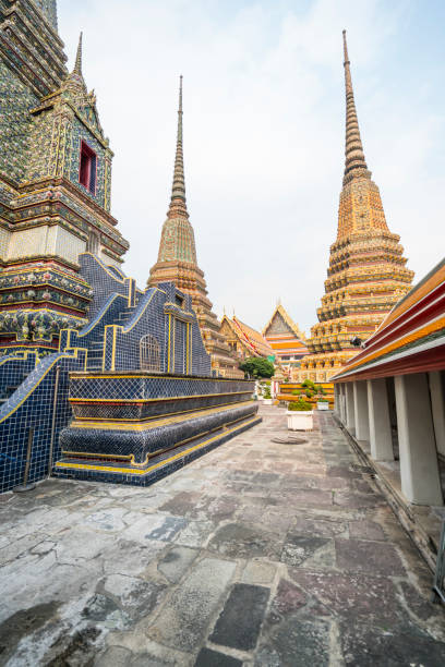 バンコクの寺院、ワットポー（涅槃仏寺） - wat thailand demon tourism ストックフォトと画像