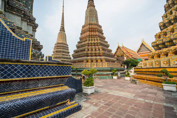 tempio wat pho a bangkok - wat thailand demon tourism foto e immagini stock