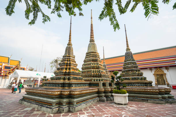 バンコクの寺院、ワットポー（涅槃仏寺） - wat thailand demon tourism ストックフォトと画像