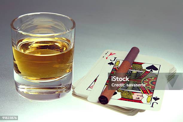 Cartas De Jogar Com Whiskey - Fotografias de stock e mais imagens de Bebida Alcoólica - Bebida Alcoólica, Bebida Branca, Carta de Baralho