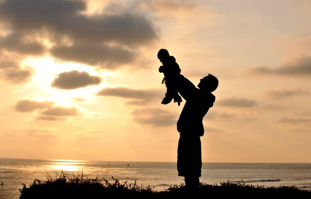 vater und kleinkinder silhouette - horrizontal stock-fotos und bilder