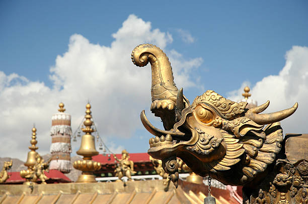 golden dragon - iron asian culture buddhism buddha - fotografias e filmes do acervo