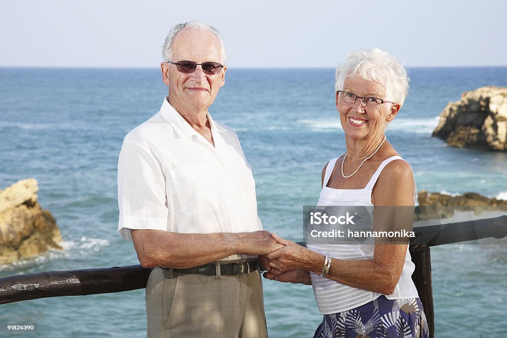 Feliz Casal de idosos de mãos dadas - Royalty-free Adulto Foto de stock