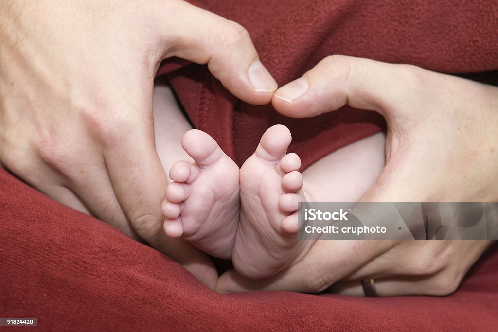 Amorevole padre tiene il Suo bambino in piedi nel cuore - Foto stock royalty-free di Bebé