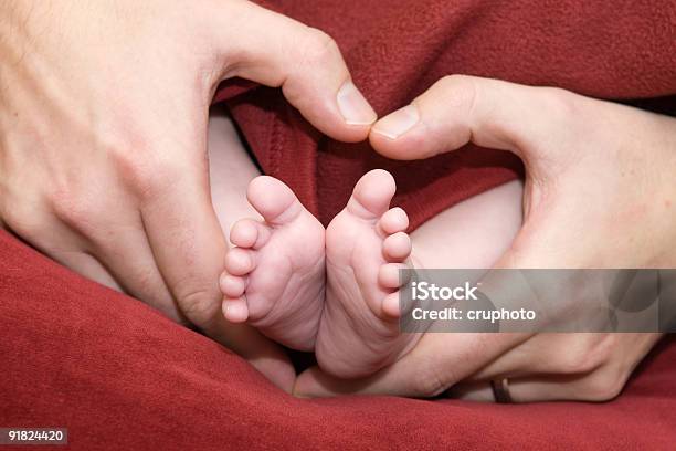 Amorevole Padre Tiene Il Suo Bambino In Piedi Nel Cuore - Fotografie stock e altre immagini di Bebé