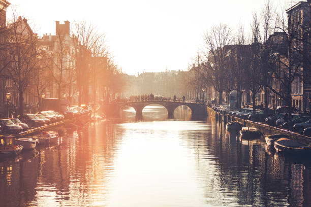 puente del canal de amsterdam, los países bajos - keizersgracht fotografías e imágenes de stock