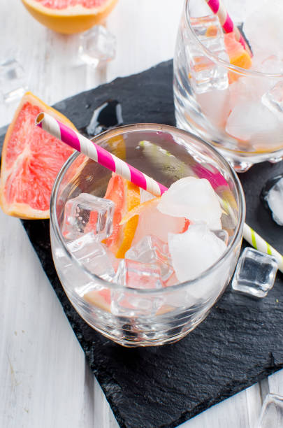 istock Cocktail with grapefruit slice on a wooden table 918248610