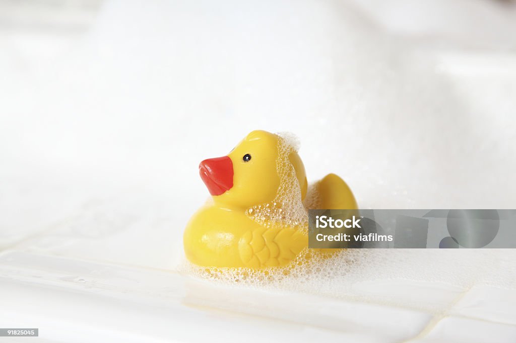 Gummi duckie am Rand der Badewanne mit Blasen - Lizenzfrei Schaum Stock-Foto