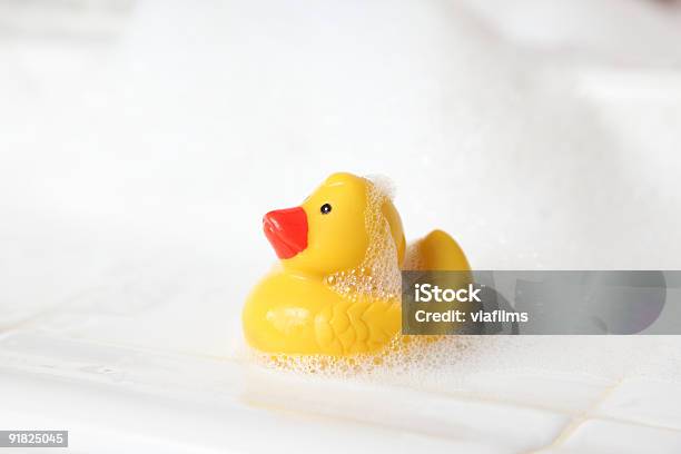 Duckie De Caucho De Borde De Una Bañera Con Burbujas Foto de stock y más banco de imágenes de Espuma de jabón