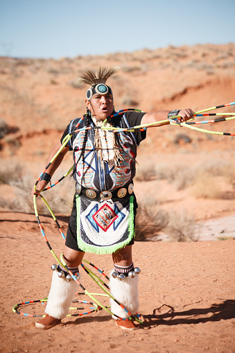 Un Navajo americano nativo hombre realiza danza del aro tradicional photo