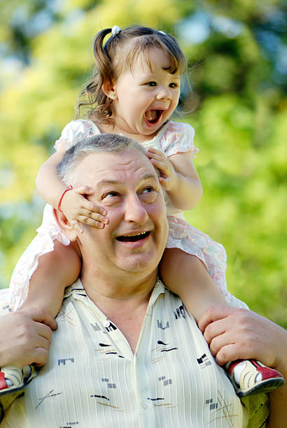 the stojący z grand córka w parku - facial expression babies and children head and shoulders close up zdjęcia i obrazy z banku zdjęć