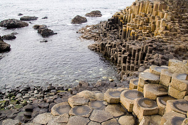 colunas de giant's causeway - national trust northern ireland uk rock imagens e fotografias de stock