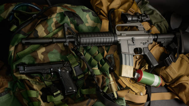 używane bronie, pistolet, granat z taktycznymi kieszeń klatki piersiowej i amunicji. - rifle strategy military m16 zdjęcia i obrazy z banku zdjęć