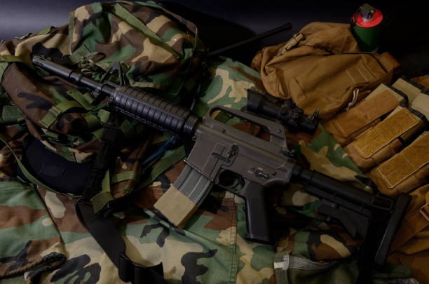 carabina de rifle de assalto com equipamentos táticos no peito. equipamento militar. - rifle strategy military m16 - fotografias e filmes do acervo
