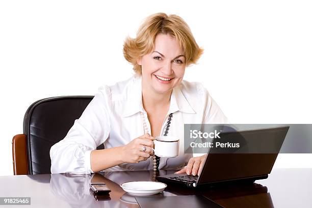 Biznesmenka Z Puchar I Laptopa Dwa - zdjęcia stockowe i więcej obrazów Biznes - Biznes, Biznesmenka, Blond włosy