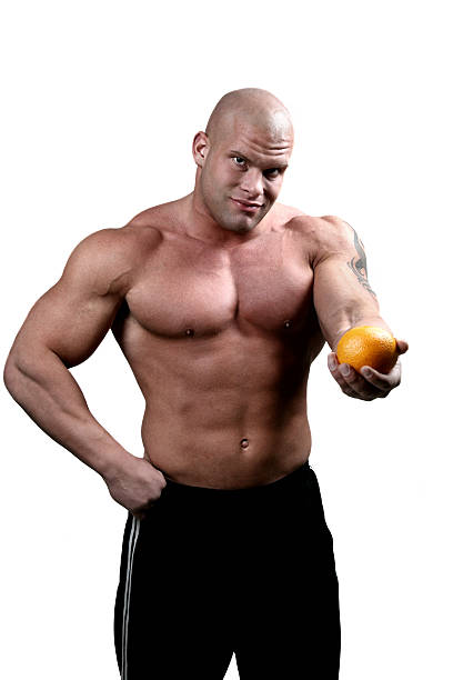 homem forte com laranja - abdominal muscle extreme sports sensuality sex symbol - fotografias e filmes do acervo