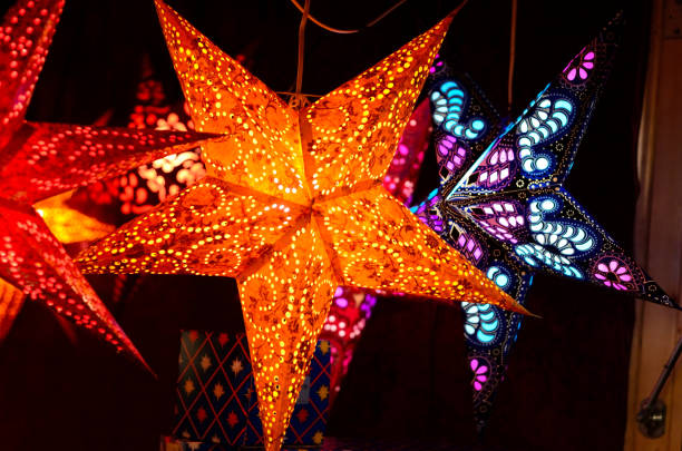 istock Star garland christmas decor 918259098