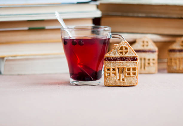 chá de mirtilo em uma tigela de vidro com bolinhos de shortbread sob a forma de uma casa - zeaxanthin - fotografias e filmes do acervo