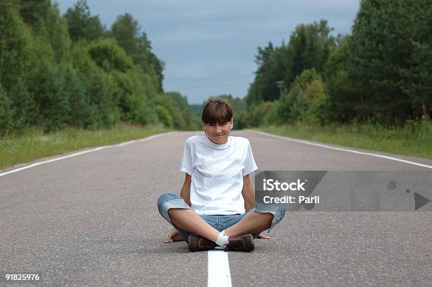 Chica Sentada En La Ruta Foto de stock y más banco de imágenes de Adolescente - Adolescente, Adulto, Adulto joven