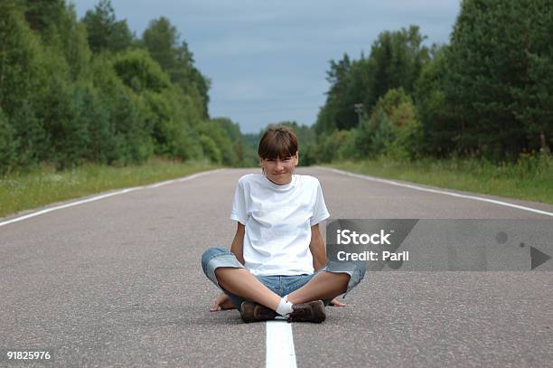 Menina Sentada Na Estrada - Fotografias de stock e mais imagens de Adolescente - Adolescente, Adulto, Alfalto