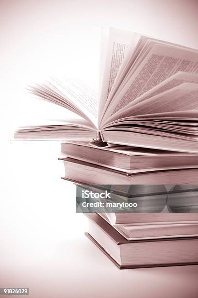 Pila De Libros Foto de stock y más banco de imágenes de Abierto - Abierto, Aprender, Bibliografía