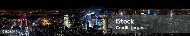 Nueva York En La Noche Foto de stock y más banco de imágenes de Ciudad de Nueva York - Ciudad de Nueva York, Noche, Panorama urbano
