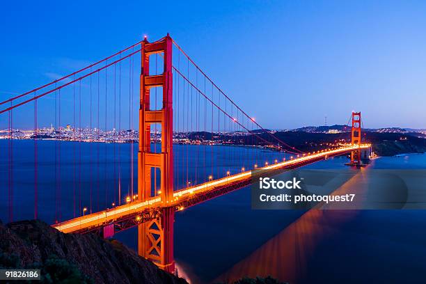 Golden Gate Bridge - Fotografias de stock e mais imagens de Golden Gate Bridge - Golden Gate Bridge, Noite, Arquitetura