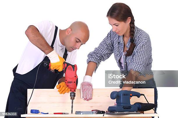 Trabalhadores De Construção No Trabalho - Fotografias de stock e mais imagens de Adulto - Adulto, Ampliação da Casa, Branco