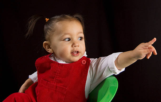 Hispânica menina apontando - foto de acervo