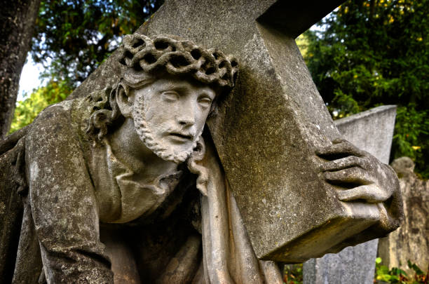 gesù porta la croce. scultura in pietra. - jesus christ cross old statue foto e immagini stock