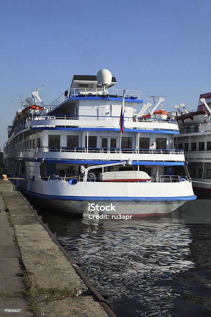 Drei Dez Schiff mit Anlegestelle in den Tag, Anker werfen - Lizenzfrei Abschied Stock-Foto