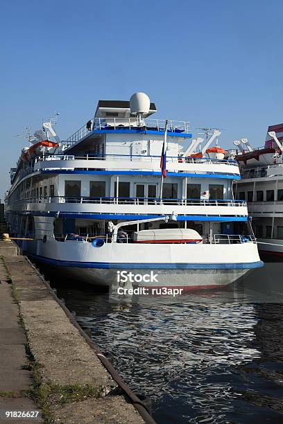 Drei Dez Schiff Mit Anlegestelle In Den Tag Anker Werfen Stockfoto und mehr Bilder von Abschied