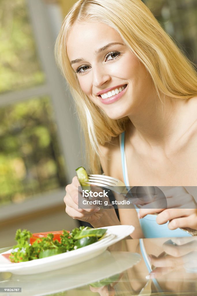 Mulher comer Salada em Casa - Royalty-free Adulto Foto de stock