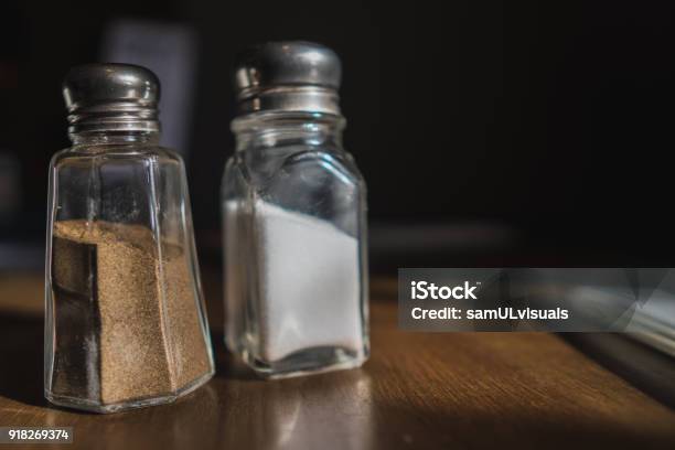 Salt And Pepper Stockfoto und mehr Bilder von Behälter - Behälter, Blase - Physikalischer Zustand, Braun