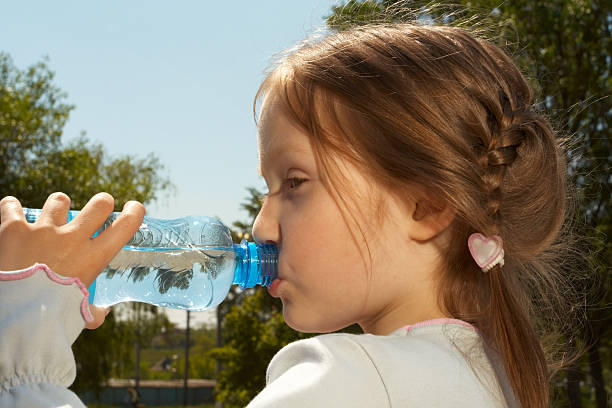 bere un acqua - thrist foto e immagini stock