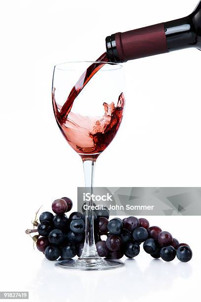 Foto de Ser Servidos Vinho e mais fotos de stock de Foto de estúdio - Foto de estúdio, Taça de vinho, Vinho Rosé