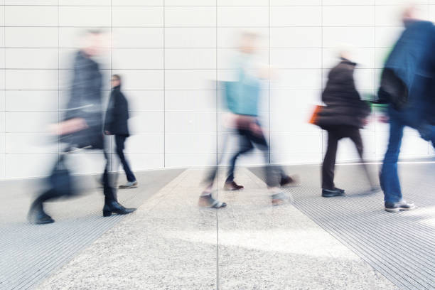 persone sfocate in un corridoio - defocused crowd blurred motion business foto e immagini stock