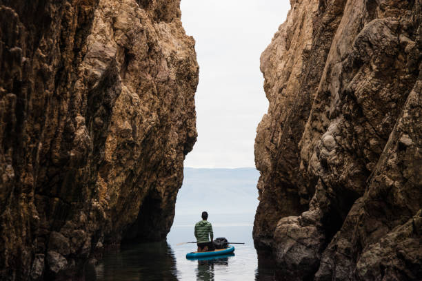 istock Man traveling with s stand up paddle board 918280138