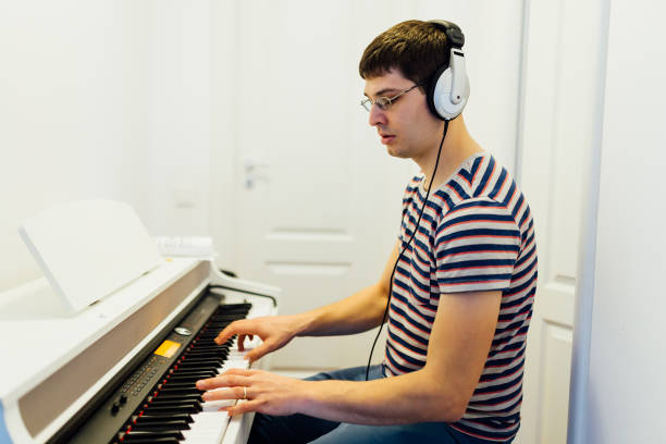 istock Music performer playing the synthesizer 918280910