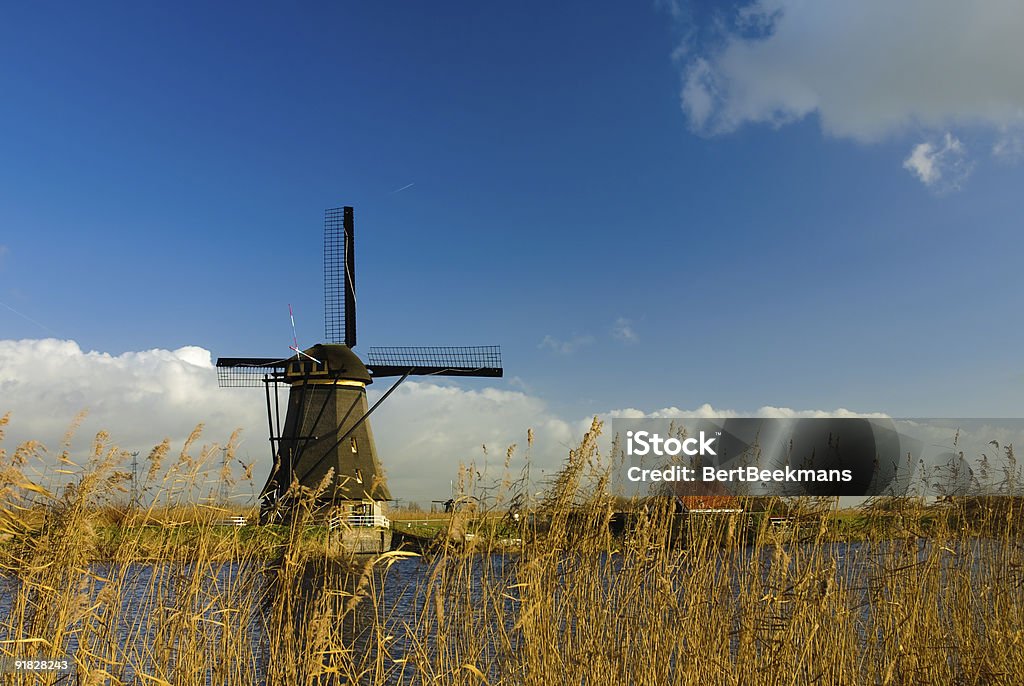A antiga cidade de moinhos de vento de Kinderdijk - Foto de stock de Antigo royalty-free