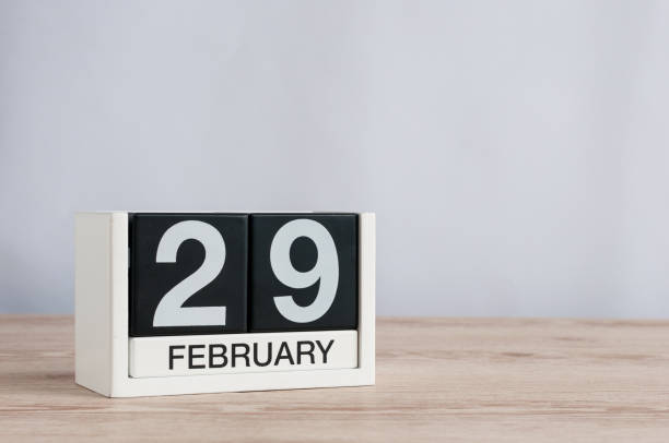 am 29. februar. cube-kalender für februar 29 auf holztisch mit leeren raum für text. schaltjahr, schalttag - 9 year old stock-fotos und bilder