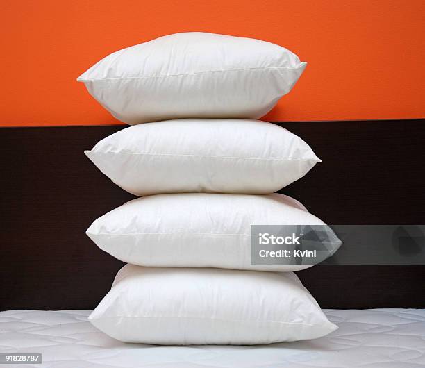 Almohadas De Pluma Foto de stock y más banco de imágenes de Almohada - Almohada, Blanco - Color, Cama