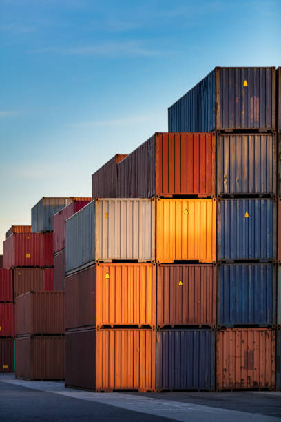 frachtcontainer ordentlich angeordnet - container stack stock-fotos und bilder