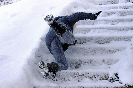 Una mujer se desliza y cayó en una escalera invernal photo