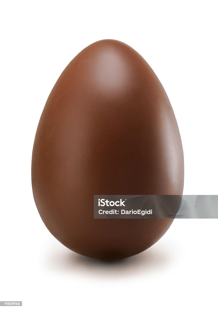 Uovo di cioccolato su sfondo bianco - Foto stock royalty-free di Uovo - Alimento di base